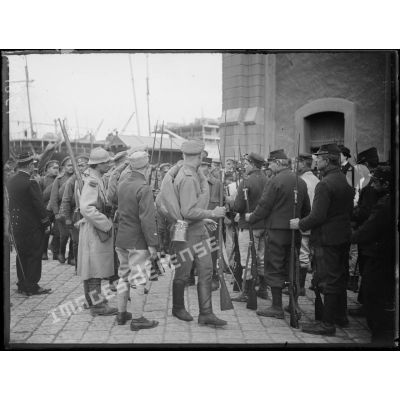 La distribution des fusils aux soldats russes débarqués dans le port de Marseille. [légende d'origine]