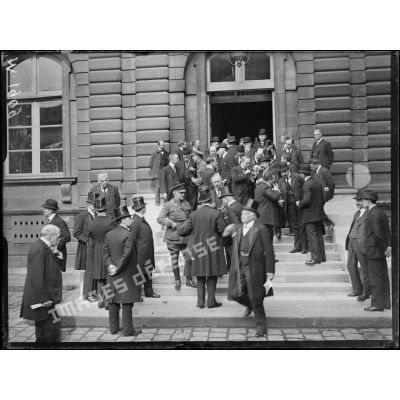 Conférence économique des Alliés au Palais du Luxembourg, la sortie des délégués. [légende d'origine]