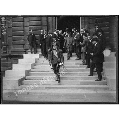 La conférence économique des Alliés au palais du Luxembourg, la sortie du délégué italien en tenue de Bersaglieri. [légende d'origine]