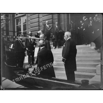 Conférence économique des Alliés au palais du Luxembourg à Paris, la sortie du Président de la République Raymond Poincaré. [légende d'origine]