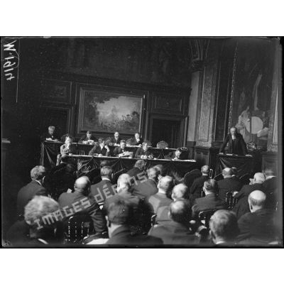 La conférence économique des Alliés au palais du Luxembourg à Paris. [légende d'origine]