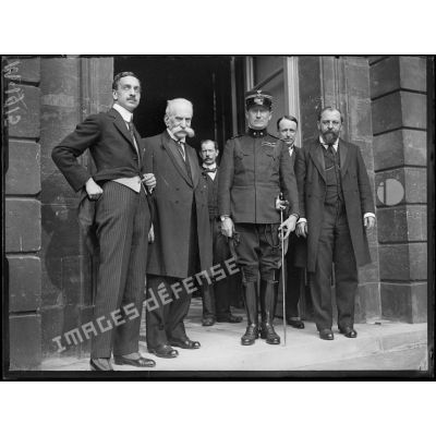 Conférence économique des Alliés au Palais du Luxembourg à Paris, Monsieur Steeg et le Lieutenant Marconi à l'entrée de la conférence. [légende d'origine]