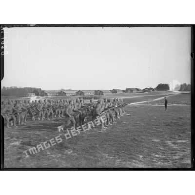 Soldats russes effectuant un exercice de charge à la baïonnette sur le terrain de manœuvre de Mailly-le-Camp. [légende d'origine]