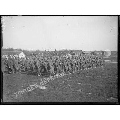 Soldats russes effectuant un exercice de charge à la baïonnette sur le terrain de manœuvre de Mailly-le-Camp. [légende d'origine]