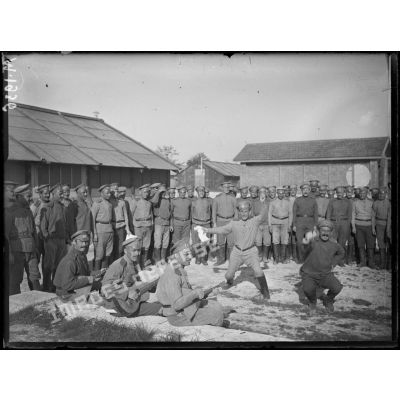 Soldats russes dansant dans le camp de Mailly-le-Camp. [légende d'origine]