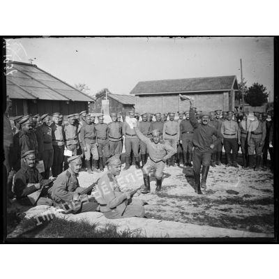 Soldats russes dansant dans le camp de Mailly-le-Camp. [légende d'origine]