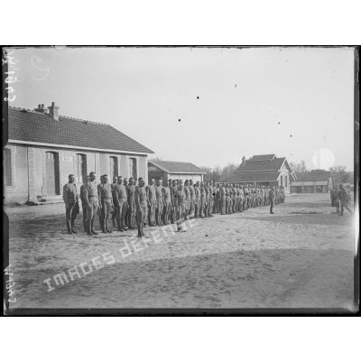 Rassemblements et pières de soldats russes dans le camp de Mailly. [légende d'origine]