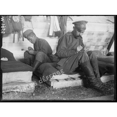 Des soldats russes stationnés à Mailly-le-Camp écrivent des lettres à leur famille. [légende d'origine]