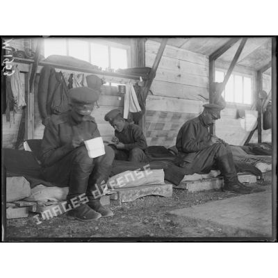 Des soldats russes stationnés à Mailly-le-Camp écrivent des lettres à leur famille. [légende d'origine]