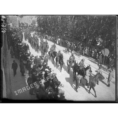 Le défilé des troupes britanniques à Marseille, le passage des cavaliers Hindous. [légende d'origine]