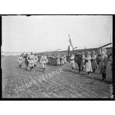 Le colonel Girod passe en revue les troupes lors de la présentation du drapeau de l'aviation militaire sur le terrain de Dijon-Longvic. [légende d'origine]