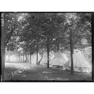 L'hôpital canadien de l'hippodrome de Saint-Cloud, les tentes installées à l'emplacement du Paddock.<br> [légende d'origine]