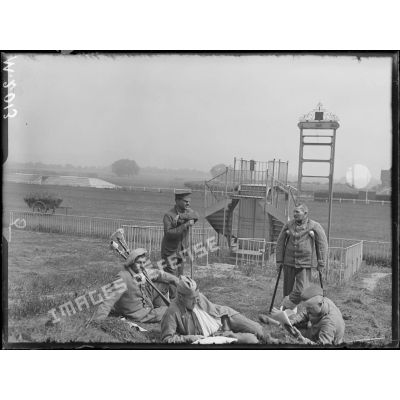 Hôpital militaire canadien à Saint-Cloud, des blessés se reposent sur la pelouse située devant le pavillon d'arrivée. [légende d'origine]