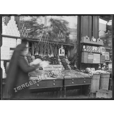 Les étalages de magasins de fruits et légumes, rue des Batignolles à Paris. [légende d'origine]