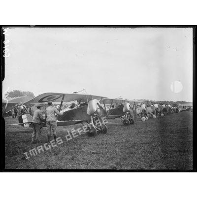 Champ d'aviation du Bourget, appareils de chasse Nieuport présentés aux parlementaires russes. [légende d'origine]