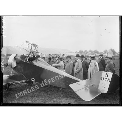 Champ d'aviation du Bourget, appareils de chasse Nieuport présentés aux parlementaires russes. [légende d'origine]