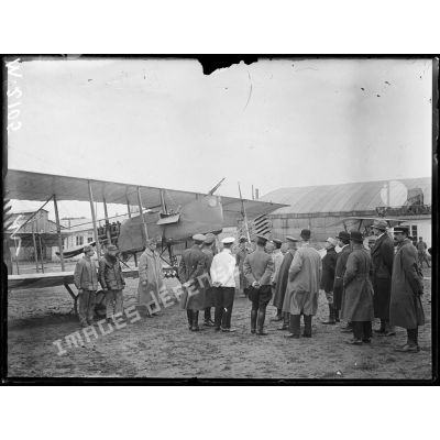 Champ d'aviation du Bourget, appareil Farman examiné par les parlementaires russes. [légende d'origine]