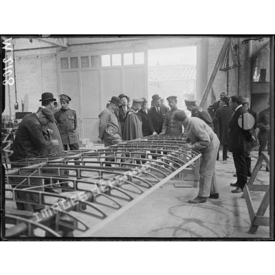 Boulogne-Billancourt, délégués parlementaires russes à l'usine Salmson. [légende d'origine]