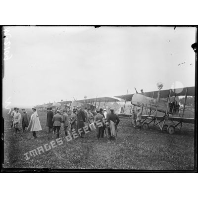 Champ d'aviation du Bourget, appareils Farman équipés pour le vol de nuit. [légende d'origine]