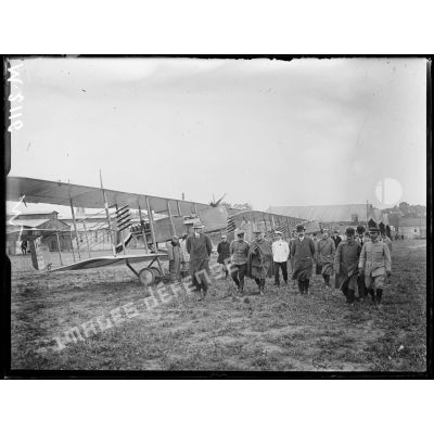 Champ d'aviation du Bourget, les députés russes devant les appareils Farman dotés de fusées. [légende d'origine]