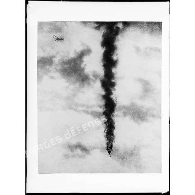 Camp d'aviation du Bourget, exercice d'attaque d'un ballon d'osbervation à l'aide de fusées lancées par un avion de combat. [légende d'origine]