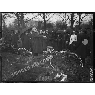 Enterrement de l'officier norvégien Will Peters au cimetière parisien de Saint-Ouen. L'hommage de Franck Priaux. [légende d'origine]