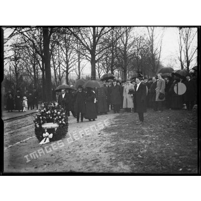 Enterrement de l'officier norvégien Will Peters au cimetière parisien de Saint-Ouen. La famille et les amis. [légende d'origine]