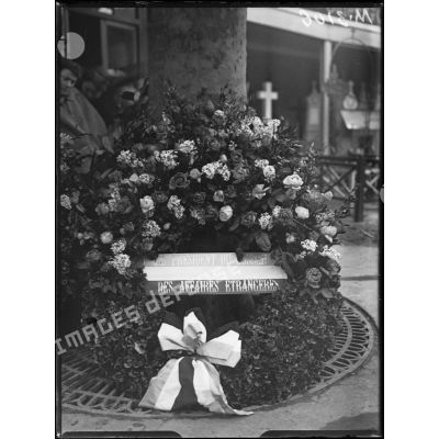 Enterrement de l'officier norvégien Will Peters au cimetière parisien de Saint-Ouen. La couronne du Président du Conseil. [légende d'origine]