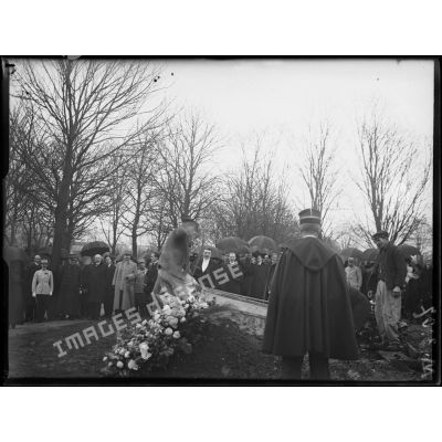 Enterrement de l'officier norvégien Will Peters au cimetière parisien de Saint-Ouen. Le cercueil est déposé dans la tombe. [légende d'origine]