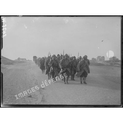 Coxyde-Bains, fusiliers marins partant aux tranchées. [légende d'origine]