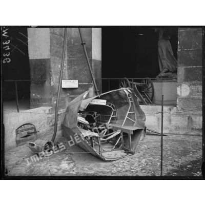 Paris, aux Invalides, le matériel allemand exposé. Débris du zeppelin abattu à Révigny en février 1916. [légende d'origine]