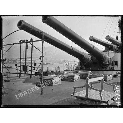 Toulon, la mission à bord du "Provence", un gros canon de 340mm. [légende d'origine]