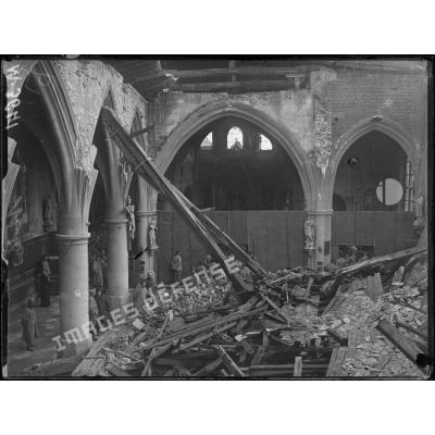 Chauny, la messe de Pâques dans l'église détruite de Saint-Martin. [légende d'origine]