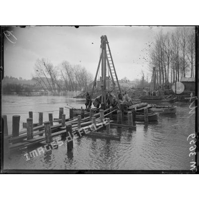Sempigny, construction d'un pont de bateaux. [légende d'origine]