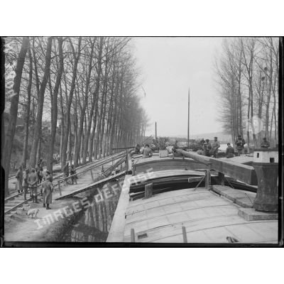 Près de Maizy, cantonnement du personnel des tanks sur le canal de l'Aisne. [légende d'origine]