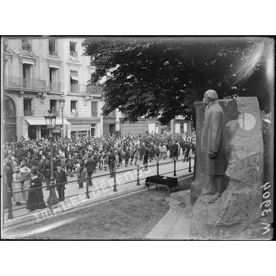 Paris, inauguration du monument du savant Berthelot. Les enfants des écoles défilent devant le monument. [légende d'origine]