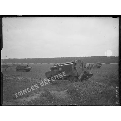 Orrouy, tanks modèle Schneider sur le terrain d'exercice de Champlieu. [légende d'origine]