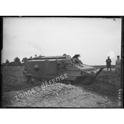 Orrouy, tanks modèle Schneider sur le terrain d'exercice de Champlieu. [légende d'origine]