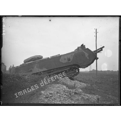 Orrouy, tanks modèle Saint-Chamond sur le terrain d'exercice de Champlieu. [légende d'origine]