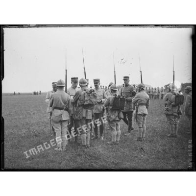 Blesme, revue et remise de décorations par le général Pétain au 51e RI et 87e RI. Le général Pétain cause avec des soldats. [légende d'origine]