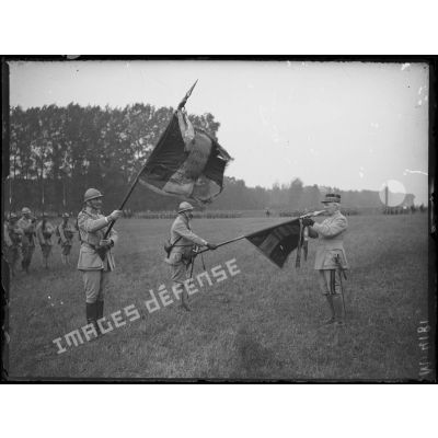 Blesme, revue et remise de décorations par le général Pétain au 51e RI et 87e RI. Le général Pétain décore le drapeau du 87e RI. [légende d'origine]