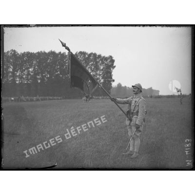 Blesme, revue et remise de décorations par le général Pétain au 51e RI et 87e RI. Le drapeau du 51e RI. [légende d'origine]