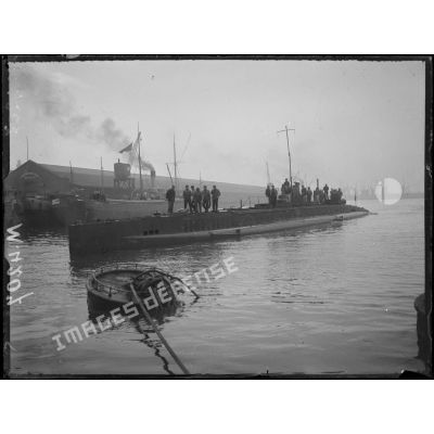 Calais, le sous-marin "Cornélie" rentrant dans le port. [légende d'origine]