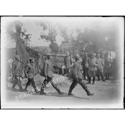 Bras-sur-Meuse, prisonniers allemands défilant au pas de parade devant le général Mathieu. [légende d'origine]