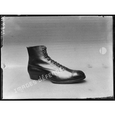 Paris, Maison Monteux (chaussures Raoul). Chaussures nationales pour homme (vendue 28,50 frs). [légende d'origine]
