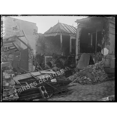 Bombardement de Paris par les avions allemands dans la nuit du 30 au 31 janvier. A Montreuil, une maison rue de la République. [légende d'origine]