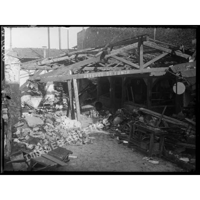 Bombardement de Paris par les avions allemands dans la nuit du 30 au 31 janvier. A Montreuil, une maison rue de la République. [légende d'origine]