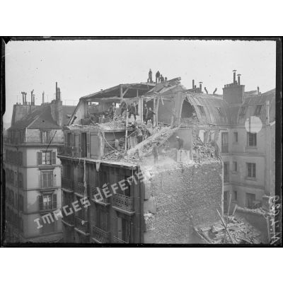 Bombardement de Paris dans la nuit du 11 au 12 mars 1918. Rue de Mézières. [légende d'origine]