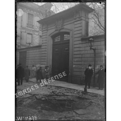 Bombardement de Paris dans la nuit du 11 au 12 mars 1918. Rue de Lille devant l'ambassade d'Allemagne. [légende d'origine]