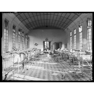 Bombardement de Paris dans la nuit du 11 au 12 mars 1918. Une salle de l'hôpital Claude Bernard. [légende d'origine]